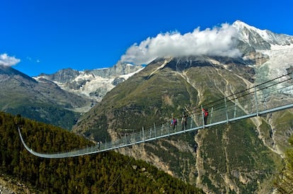 Este es actualmente el puente colgante peatonal <a href=" https://www.myswitzerland.com/es-es/descubrir-suiza/route/senderismo-por-el-puente-colgante-para-peatones-mas-largo-del-mundo/" target="_blank">más largo del mundo</a> con 494 metros (aunque parece que pronto será superado por el del valle de Höllental, entre Baviera y Turingia). No es solo un destino turístico en sí mismo. Como parte de la ruta senderista Europaweg, que va de Grächen a Zermatt, ahorra a los caminantes un buen rodeo y les asegura un buen subidón de adrenalina.