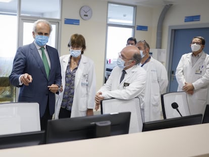 El entonces consejero de Sanidad en funciones, Enrique Ruiz Escudero, durante la visita a la Unidad de Hospitalización de Psiquiatría Infanto-Juvenil en el 12 de Octubre, el pasado 19 de mayo.