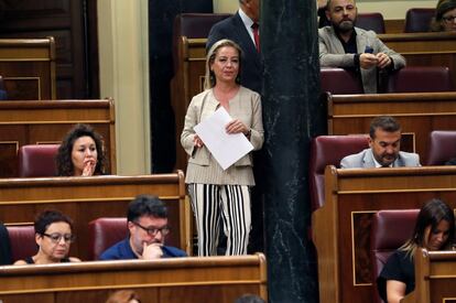 La portavoz de Coalición Canaria, Ana Oramas, espera su turno para intervenir en el debate de investidura.