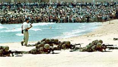 Miles de personas presenciaron ayer en la playa del Postiguet de Alicante la exhibición aeronaval que sustituyó al desfile del Día de las Fuerzas Armadas.