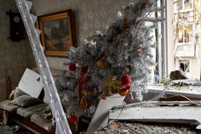 Daños en el interior de una vivienda de Járkov, este martes.