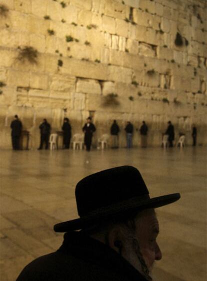 Un judío ortodoxo, ante el Muro de las Lamentaciones, en Jerusalén.