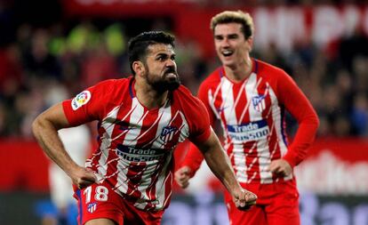 Diego Costa celebra su gol en el último Sevilla-Atlético celebrado en el Sánchez Pizjuán.