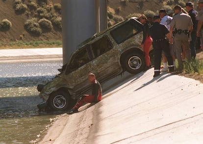 El 8 de julio de 1998, un año después de su desaparición, el cuerpo de guionista Gary Devore fue encontrado en el fondo de un lago de California. Lo que no se encontraron fueron sus manos.