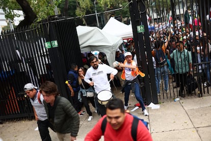 Ciudadanos que protestaban afuera del Senado ingresan a la sede de la Cámara Alta del Legislativo.