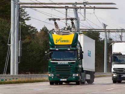 Camiones circulando por la autopista electrificada en Hessia, Alemania.