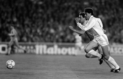 "Parece una carrera de los 100 metros lisos", dice Cancio de esta foto que tomó en el Santiago Bernabéu de un partido de la Liga de Campeones entre el Real Madrid y el PSV Eindhoven. El duelo fue entre el madridista Michel (derecha) y Van Aerle.