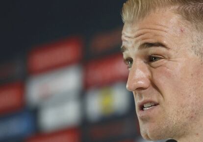 Las muecas de Joe Hart, portero de Inglaterra, durante la rueda de prensa.  