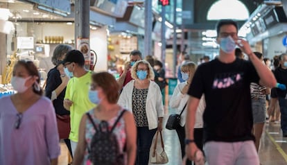 Gent amb mascaretes al mercat del Ninot de Barcelona.