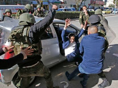 Policías palestinos practican una detención en Hebrón en las protestas convocadas por Hamás.