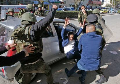 Policías palestinos practican una detención en Hebrón en las protestas convocadas por Hamás.