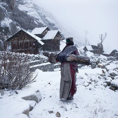 Survival International, el movimiento global por los derechos de los pueblos indígenas, acaba de elegir las fotos ganadoras de su concurso fotográfico anual que ilustrarán su calendario 'We, the People, 2018'. Este es el cuarto que edita la organización. En esta primera imagen, el fotógrafo Mattia Passarini retrató a un hombre cargando leña en pleno invierno en Kinnaura, India, en 2016. Cada una de las fotografías ganadoras ilustra un mes del almanaque, destinado a recaudar fondos para campañas de defensa de estas minorías. Las doce imágenes muestran los modos de vida extraordinariamente diversos y en gran medida autosuficientes de pueblos indígenas y tribales de diferentes partes del mundo, con algunos de los cuales trabaja Survival. Las ventas están destinadas a financiar campañas de la organización. Puede adquirirse online a través de tienda Survival.es (http://tienda.survival.es) o llamando al 91 521 72 83.