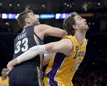 Pau Gasol defiende a Marc durante una acción del segundo cuarto del partido entre los Lakers y Memphis.