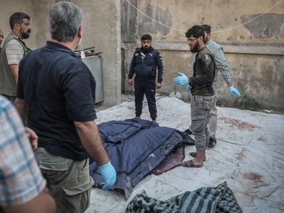 Entierro de varios de los milicianos muertos en los bombardeos, este lunes en Kafr Tajarim (Siria).