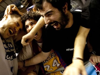 El jugador del Obradoiro Levon Kendall (izquierda) celebra con el público la permanencia.