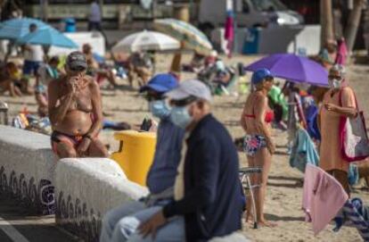 Bañistas en una playa de Benidorm en una tarde de finales de octubre.