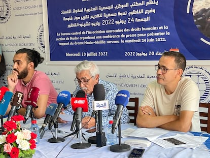El presidente de la sección de la AMDH en Nador, Amín Abidar (izquierda); el responsable de migraciones en la AMDH, Said Tbel (centro), y el activista de la ONG en Nador, Omar Nayi, este miércoles en Rabat.