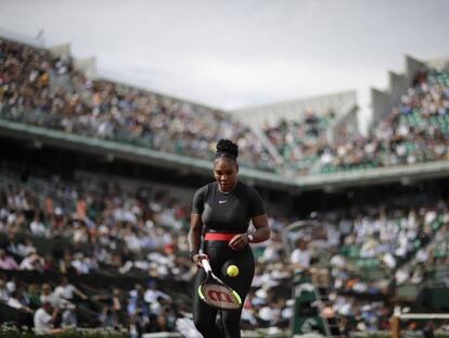 Serena Williams, durante su estreno en la pista Phillippe Chatrier.