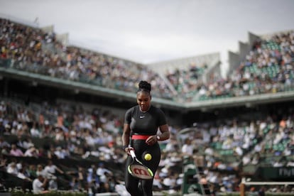 Serena Williams, durante su estreno en la pista Phillippe Chatrier.