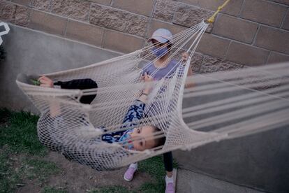 Patricio De Loza (12 años) juega con su hermana Inés De Loza (9) en su casa en el municipio de Metepec el 10 de marzo del 2021. Pincha en la imagen para ver la fotogalería completa.