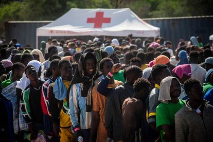 Migrantes reunidos frente al centro operativo denominado "Hotspot", en la isla siciliana de Lampedusa, el 14 de septiembre de 2023. 