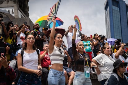 Espectadores de la marcha por la diversidad extienden sus abanicos en Paseo de la Reforma.