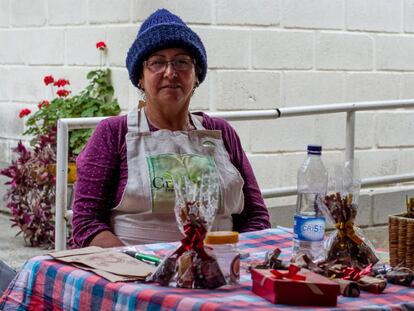 Auxilio Socorro Caro, en su tienda de bombones artesanales en Medell&iacute;n.