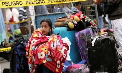 Una migrante venezolana espera paso para entrar a Ecuador