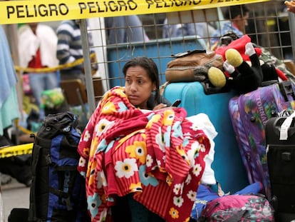 Una migrante venezolana espera paso para entrar a Ecuador