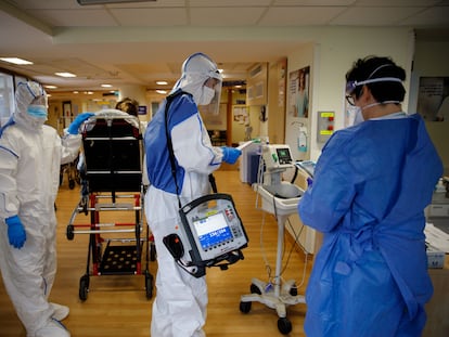 Equipe médica atende pacientes em um hospital de Israel.