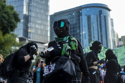 El primer grupo de manifestantes partió del Ángel de la Independencia, uno de los sitios turísticos de Ciudad de México, y avanzó por la avenida Paseo de la Reforma.