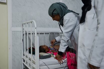 La doctora de urgencias de MSF revisa a un niño que tiene dificultad para respirar. El hospital materno infantil de MSF tiene 100 camas para obstetricia, ginecología y pediatría. Desde su apertura, el hospital recibe al menos 300 mujeres y niños cada día.