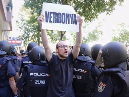 Un manifestante frente a la sede de la CUP el miércoles pasado, cuando la Policía Nacional intentó requisar carteles electorales.