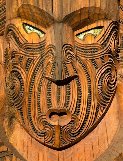 Máscara maorí tallada en Te Puia, en la isla Norte (Nueva Zelanda).