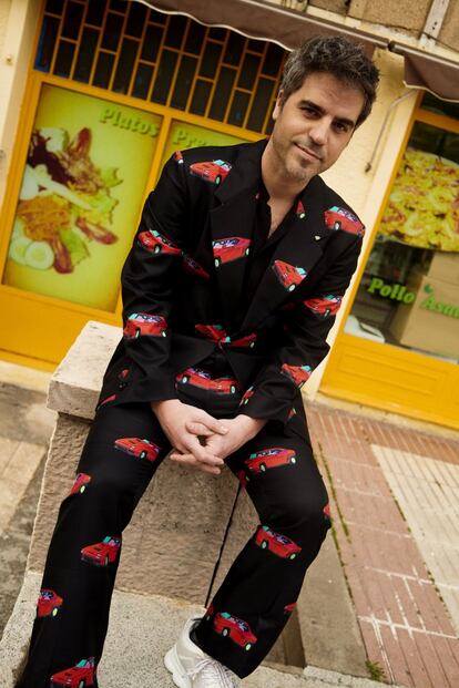 Ernesto Sevilla. Cómico. Traje estampado y zapatillas de Versace, y camisa de Saint Laurent.