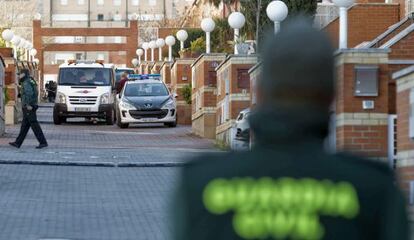 Agentes en el entorno del lugar del crimen.