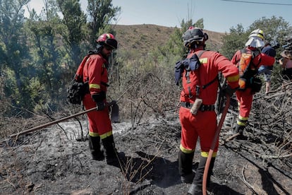 Miembros de la UME trabajan en la localidad de Bubierca, Zaragoza, este jueves para controlar el incendio de Ateca.