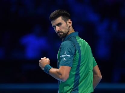 Djokovic celebra un punto durante el partido contra Alcaraz en el Pala Alpitour de Turín.