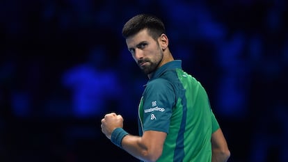 Djokovic celebra un punto durante el partido contra Alcaraz en el Pala Alpitour de Turín.