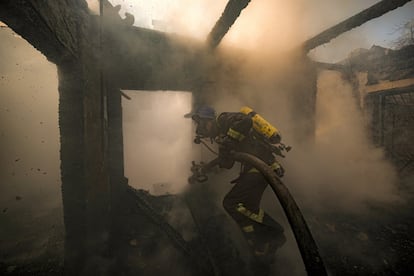 Un bombero intenta sofocar el incendio de una vivienda bombardeada en Kiev, este miércoles. El canciller alemán, Olaf Scholz, ha advertido al presidente ruso, Vladímir Putin, en conversaciones directas, de que no use armas biológicas o químicas en Ucrania, según ha informado este miércoles el semanario 'Die Zeit'. Este jueves se cumple un mes desde que se iniciara la invasión rusa de Ucrania y el temor al uso de armas químicas y biológicas por parte de Rusia ha estado presente desde que la Casa Blanca hiciera sonar todas las alarmas el pasado 9 de marzo al advertir que Vladímir Putin podría hacer uso de ellas. Biden insistió de nuevo el lunes por la noche la existencia de tal amenaza. El demócrata consideraba que era algo “obvio” y que, de producirse, la respuesta de Occidente sería muy dura. “Está acorralado”, dijo Biden en referencia a Putin.