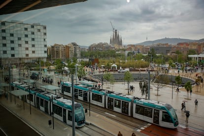 Illa Glòries, situado a la izquierda de la imagen. Las once plantas del superedificio de vivienda pública que comenzará a recibir vecinos en verano llevan años en obras. No forman estrictamente parte del parque, pero sí del ámbito de actuación de la reforma de Glòries, que comprende 18 hectáreas.