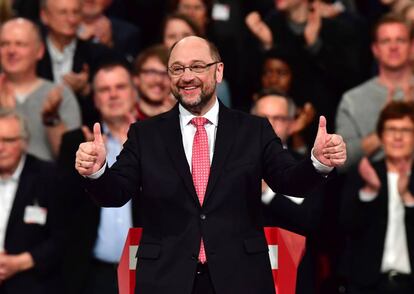 El ex presidente del Parlamento Europeo y candidato del partido socialdem&oacute;crata alem&aacute;n SPD, Martin Schulz, saluda a los delegados tras su discurso durante el Congreso del Partido Socialdem&oacute;crata