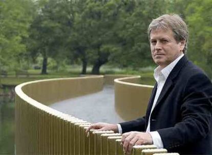 El arquitecto John Pawson, en la pasarela Sackler, en los jardines de Kew de Londres.