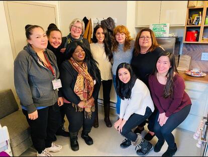 Meghan Markle junto a varias mujeres del Downtown Eastside Women's Centre de Vancouver, en una imagen publicada por el mismo centro.