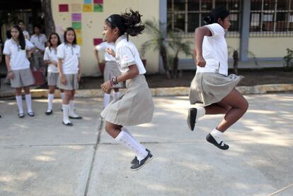 Unas niñas juegan en el patio de una escuela de Acapulco, en México.