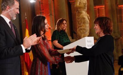 Los Reyes entregan a la escritora Rosa Montero (derecha) el Premio Nacional de las Letras Españolas.