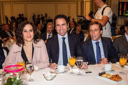 Isabel Díaz Ayuso, Teodoro García Ejea y José Luis Martínez-Almeida en un desayuno informativo.