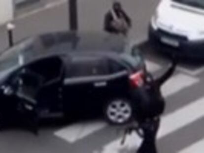 Gravação mostra como os jihadistas entraram em um carro depois de atacar o semanário e dispararam contra um veículo policial