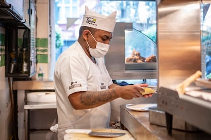 Un cocinero en el restaurante Los Panchos.