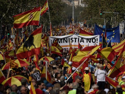 Manifestación convocada por Societat Civil Catalana (SCC) bajo el lema "No en mi nombre. Ni amnistía, ni autodeterminación" contra el pacto de investidura de Pedro Sánchez con Esquerra y Junts.